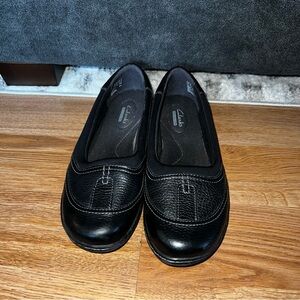 Clarks Women’s Black Leather Ashland Basic Neutral Slip On Flats Shoes 7.5 W